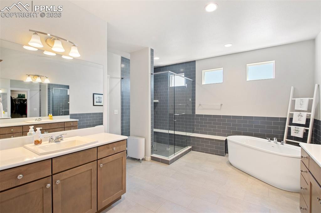 Image 21 of 50: Bathroom