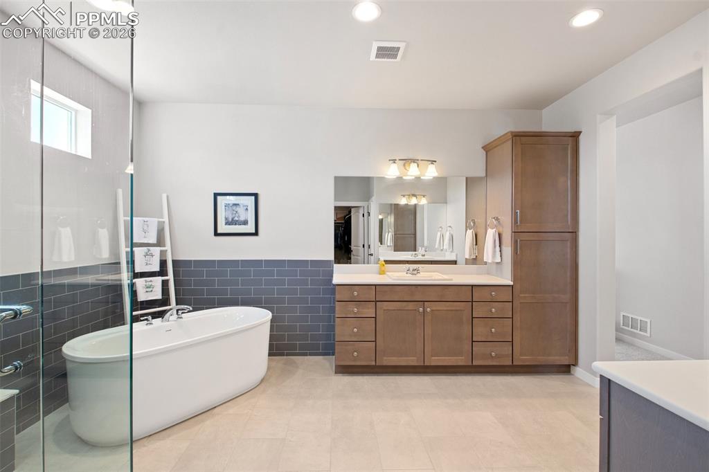 Image 22 of 50: Bathroom