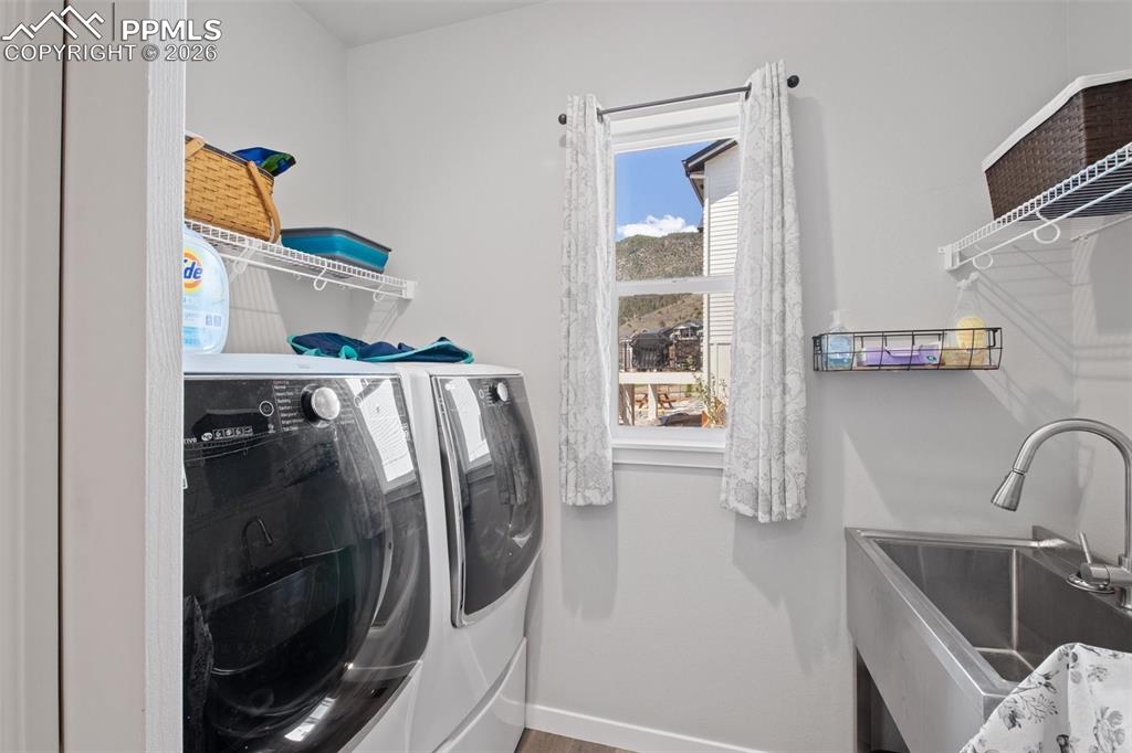 Image 27 of 50: Laundry