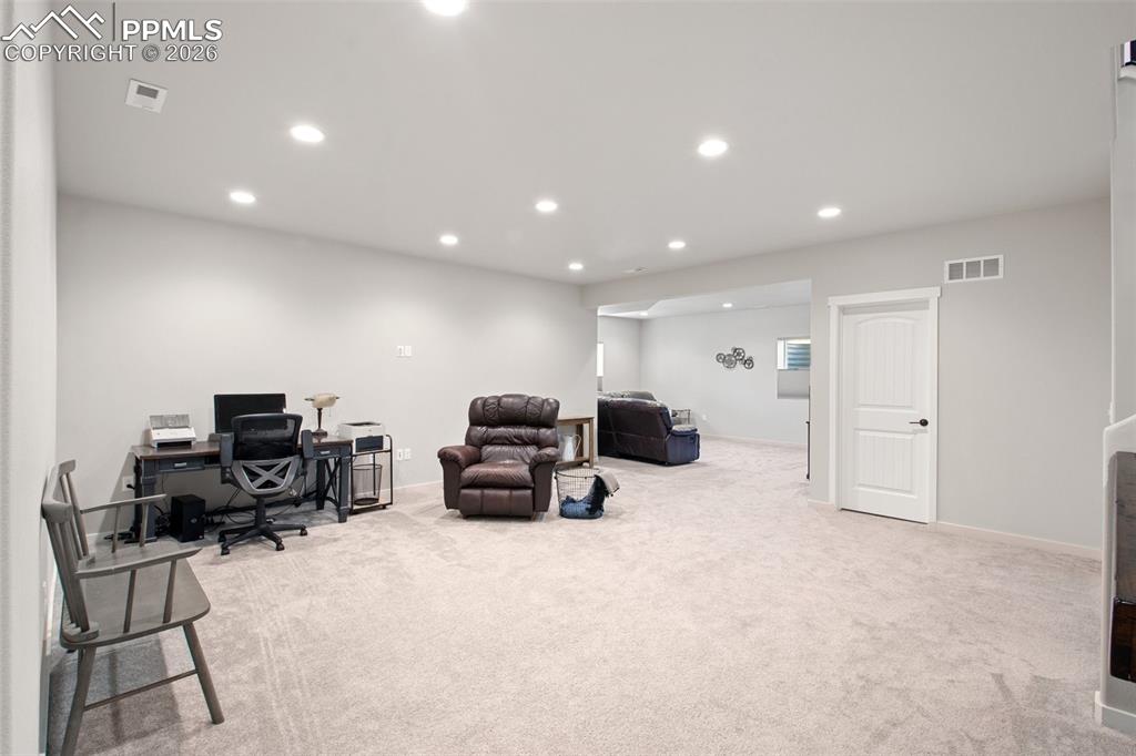 Image 30 of 50: Office