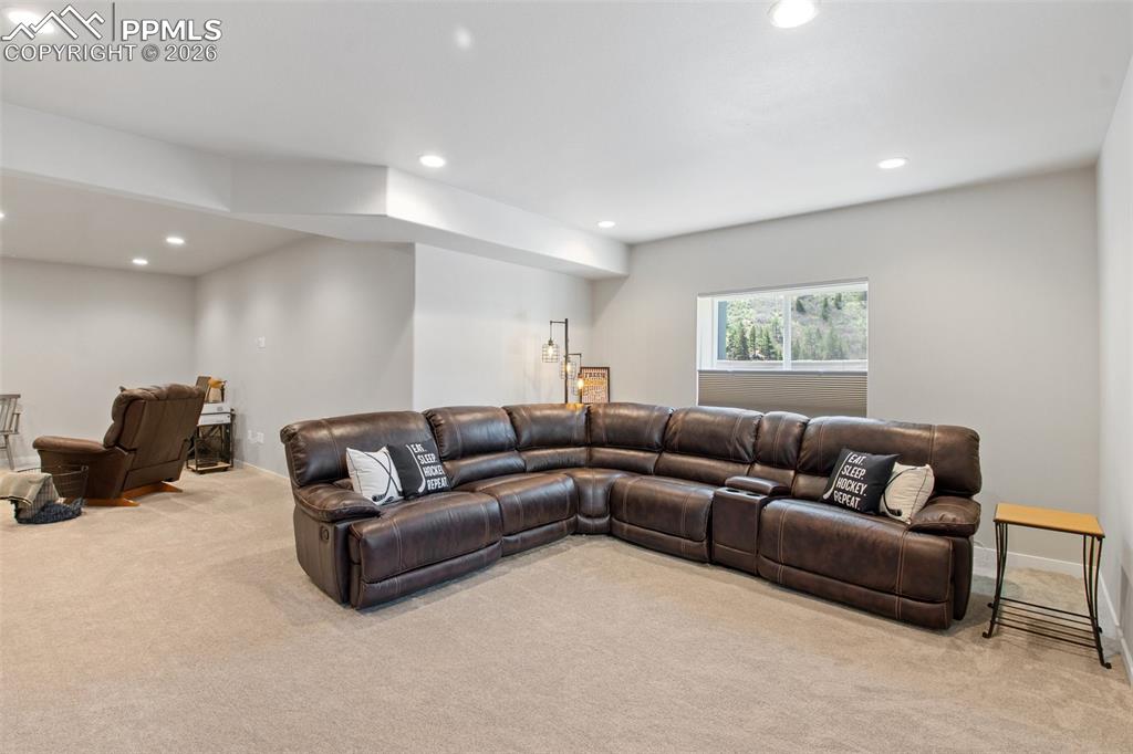 Image 31 of 50: Living Room