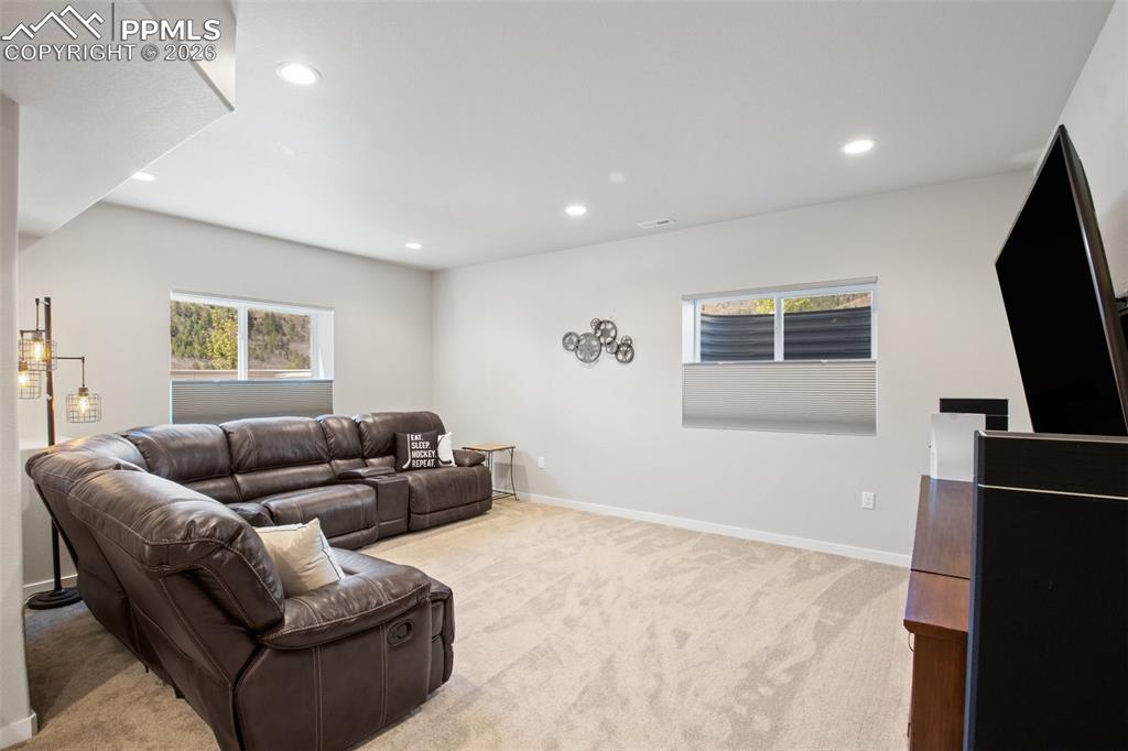 Image 33 of 50: Living Room