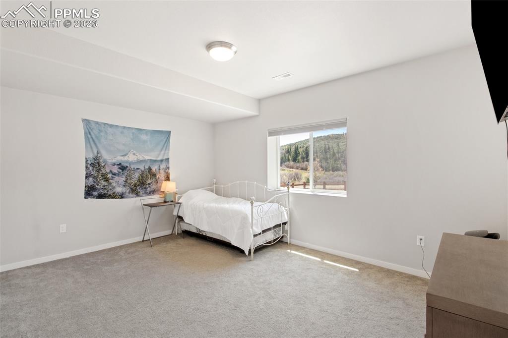 Image 35 of 50: Bedroom