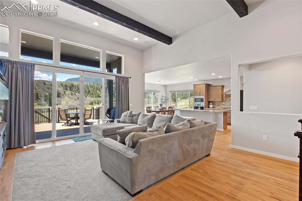 Image 5 of 50: Living Room