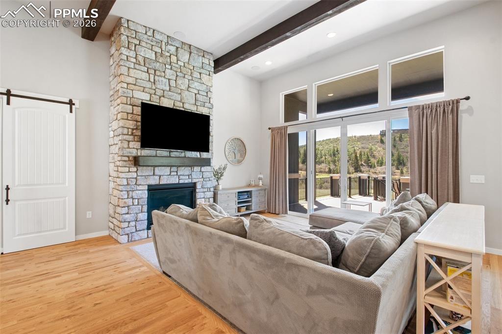 Image 8 of 50: Living Room