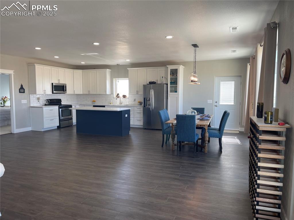 Image 12 of 17: Kitchen