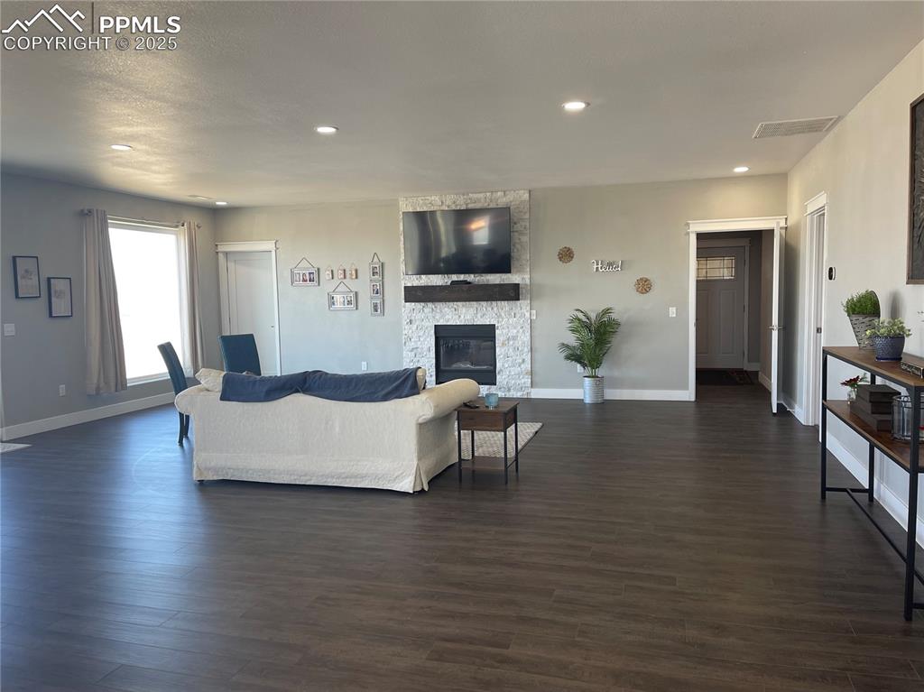 Image 13 of 17: Living Room