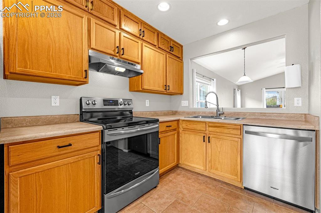 Image 12 of 33: Kitchen