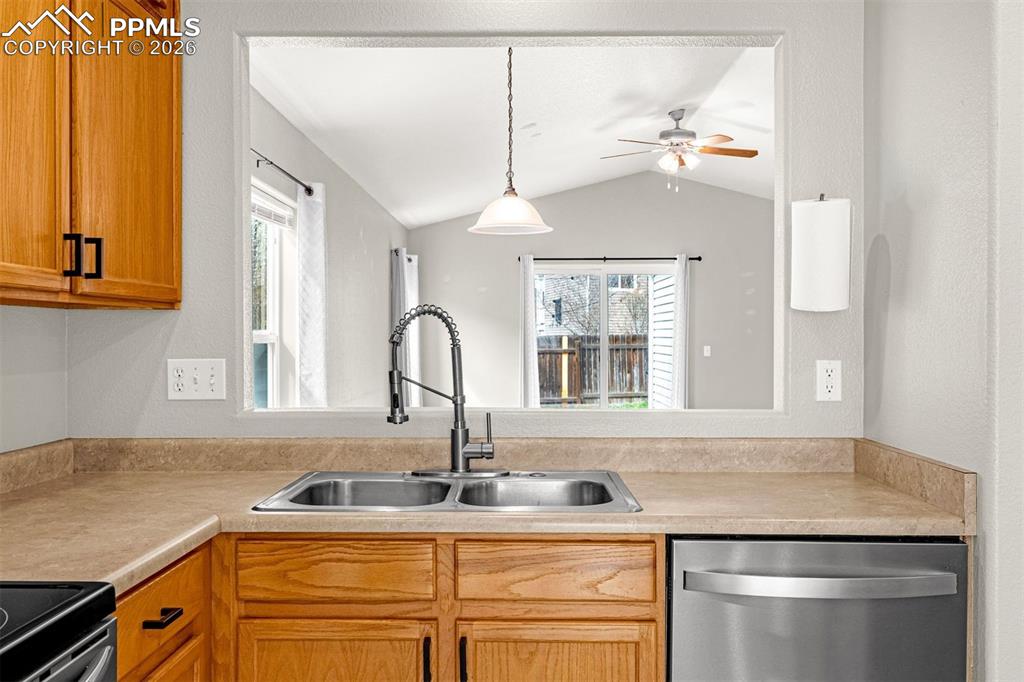 Image 15 of 33: Kitchen