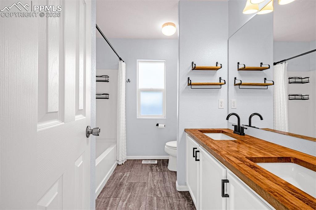 Image 20 of 33: Bathroom