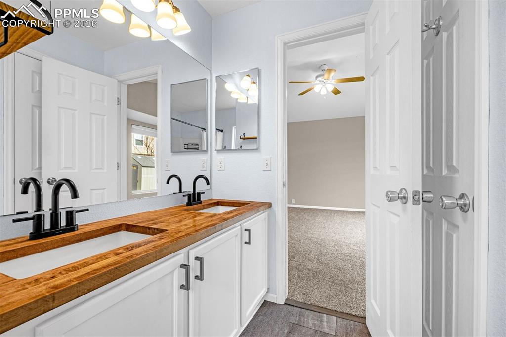 Image 21 of 33: Bathroom