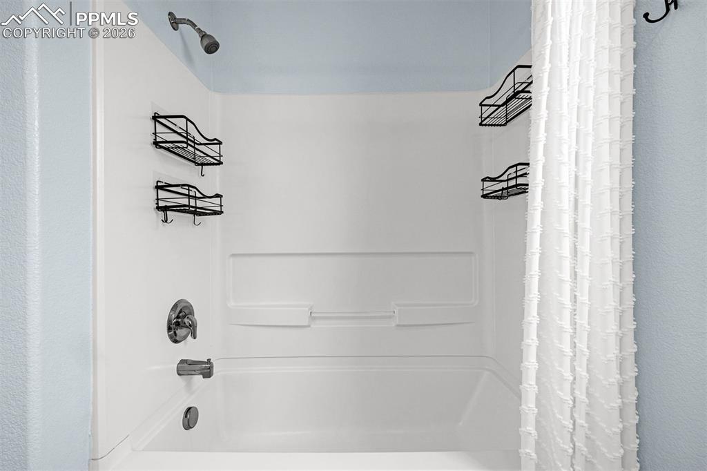 Image 22 of 33: Bathroom