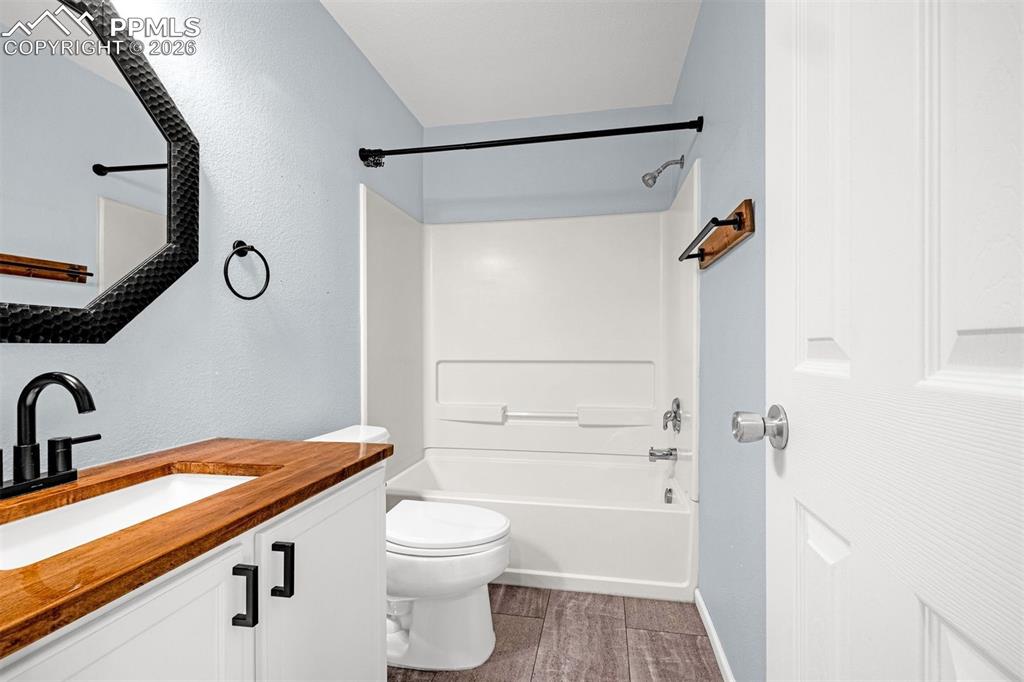 Image 26 of 33: Bathroom