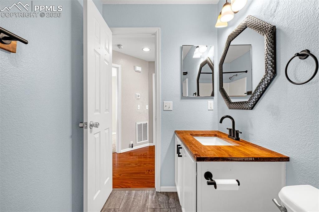 Image 27 of 33: Bathroom