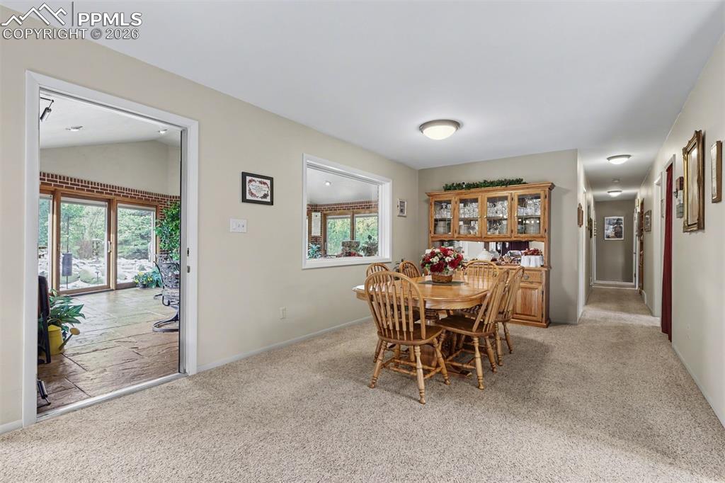 Image 14 of 50: Dining Area