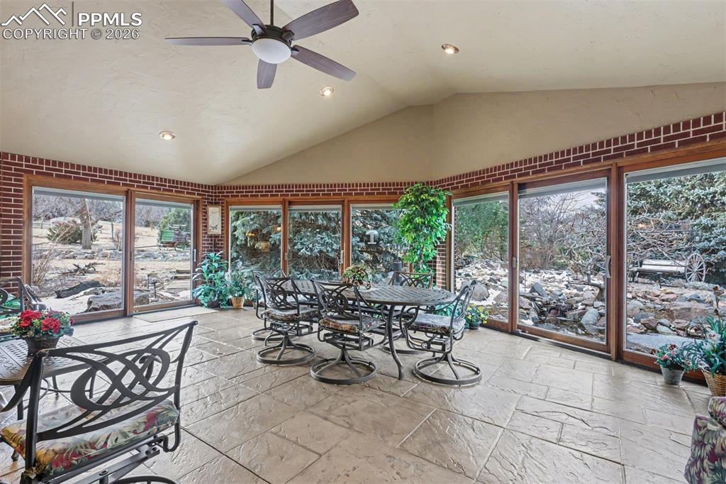 Image 15 of 50: Dining Area