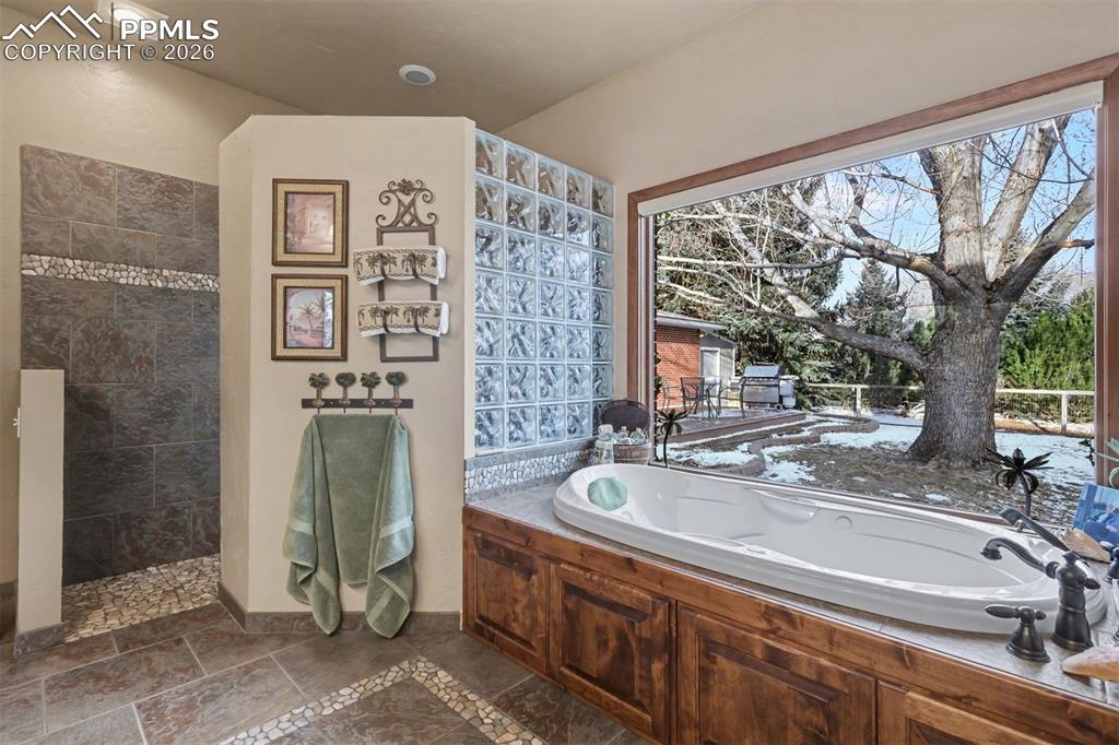 Image 17 of 50: Bedroom