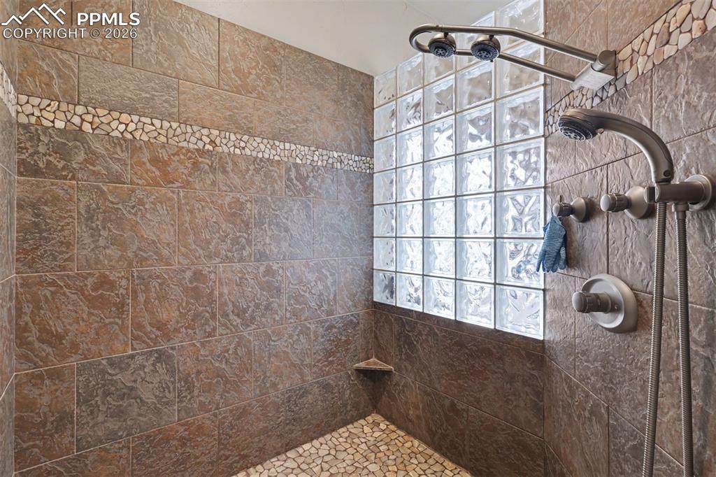 Image 18 of 50: Bathroom