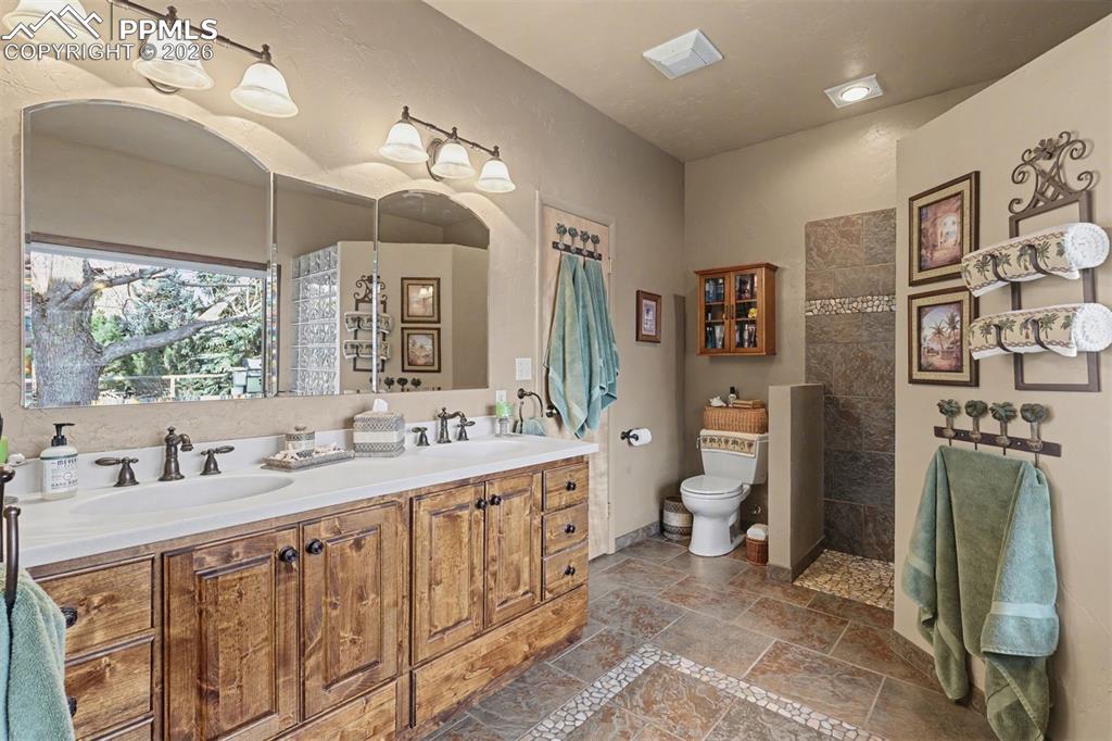 Image 19 of 50: Bathroom