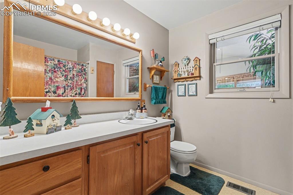 Image 24 of 50: Bedroom