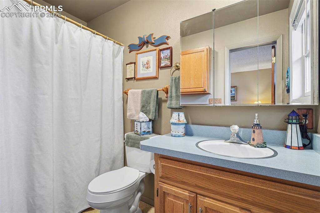 Image 25 of 50: Bathroom