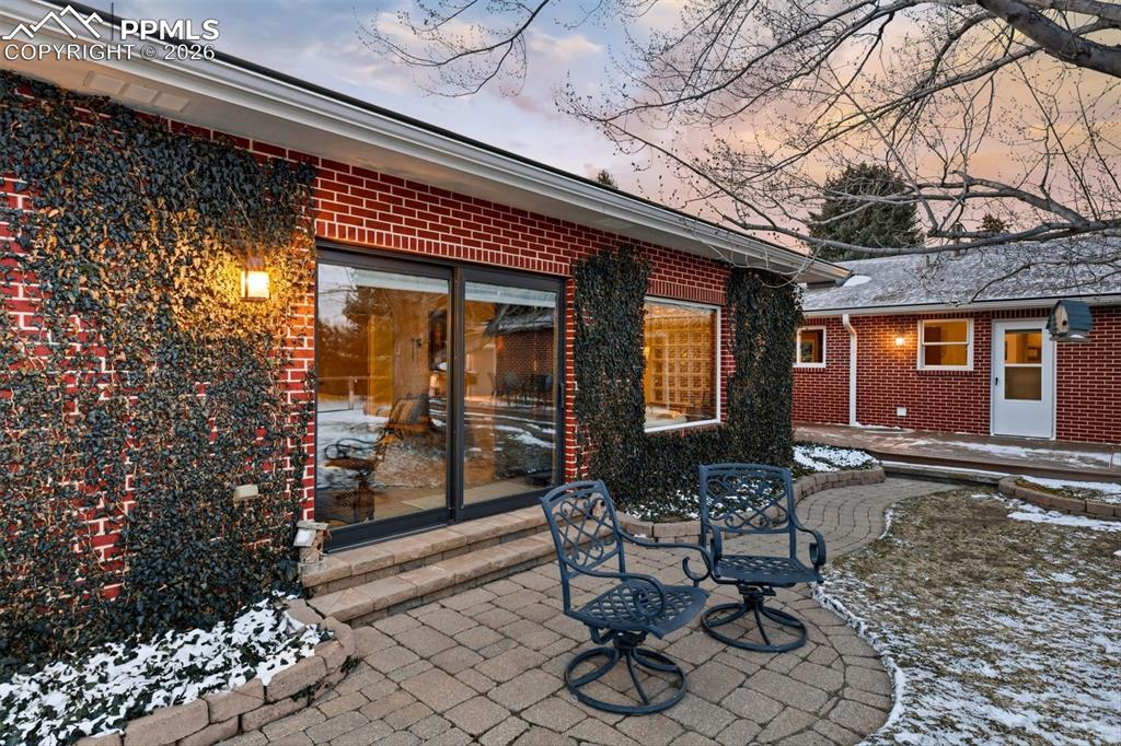 Image 33 of 50: Deck