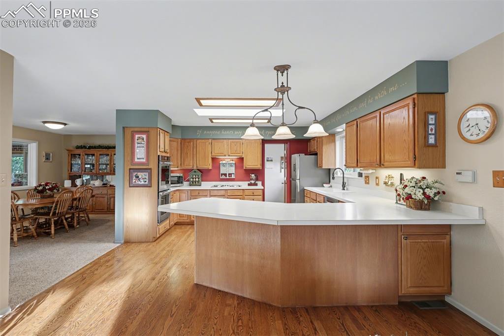 Image 4 of 50: Bedroom