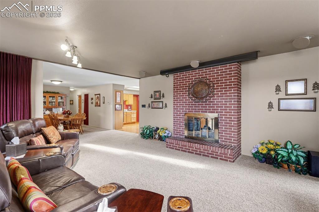 Image 5 of 50: Kitchen