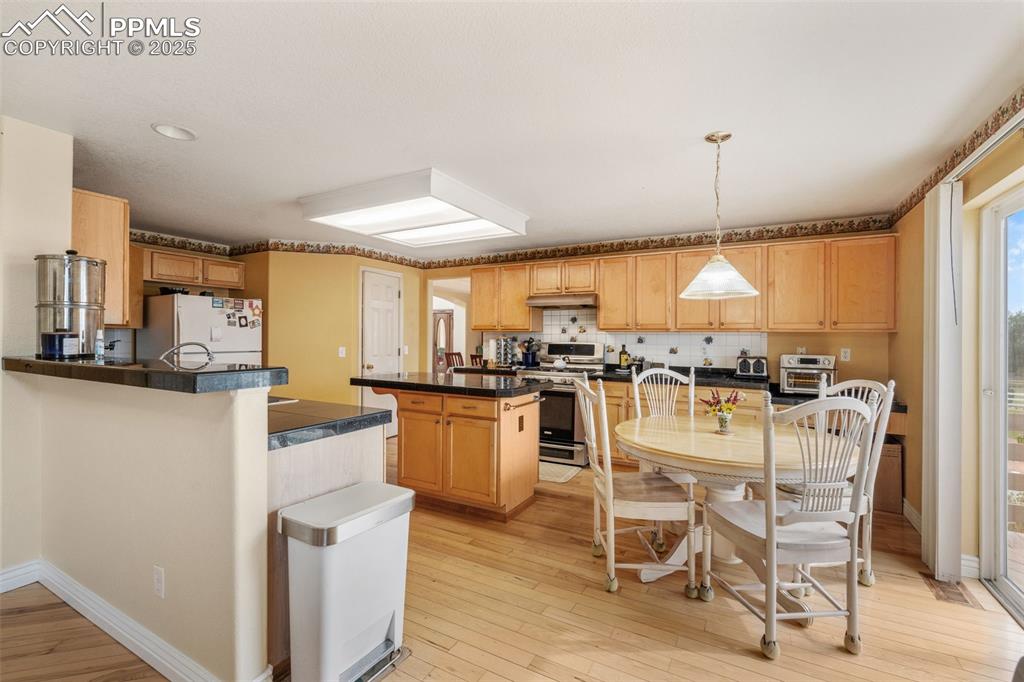 Image 14 of 41: Kitchen