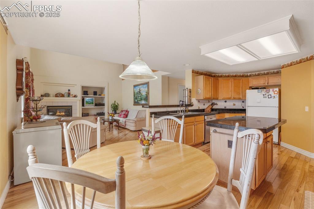 Image 15 of 41: Dining Area