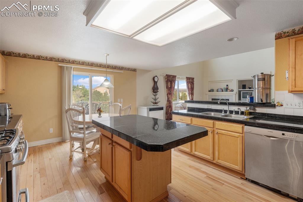 Image 16 of 41: Kitchen