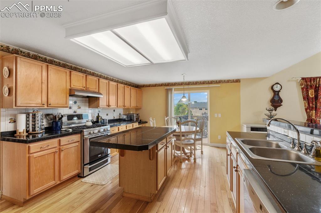 Image 17 of 41: Kitchen