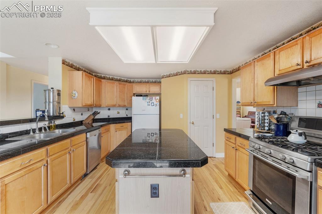 Image 18 of 41: Kitchen