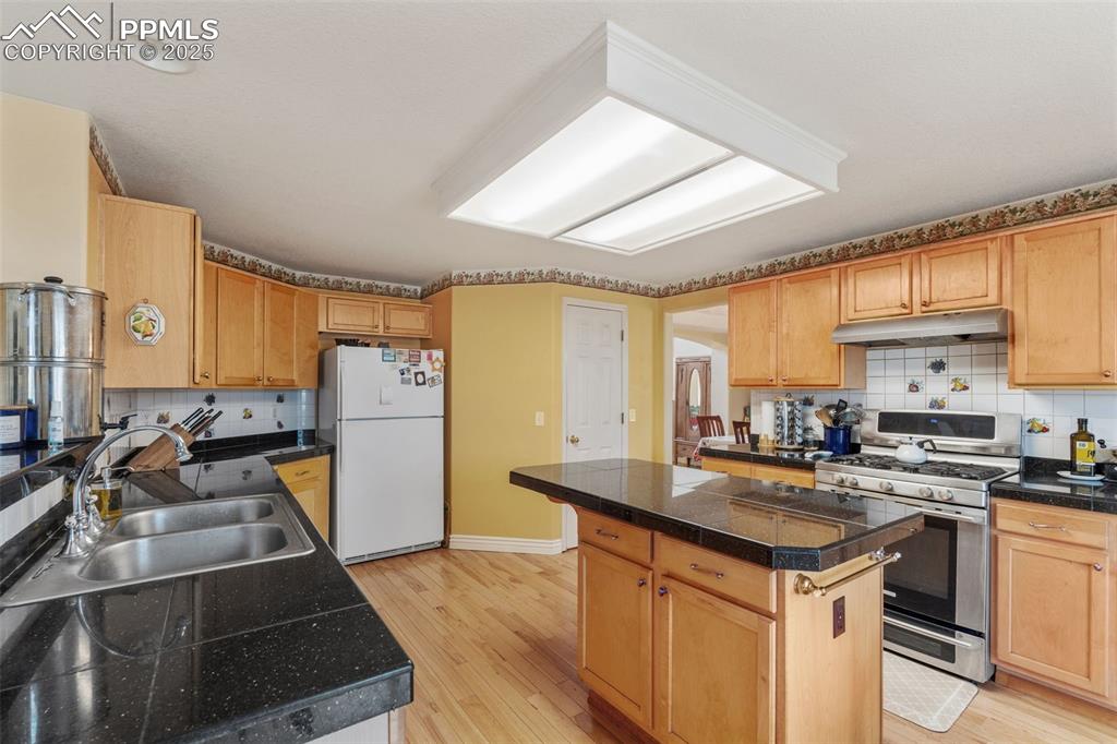 Image 19 of 41: Kitchen