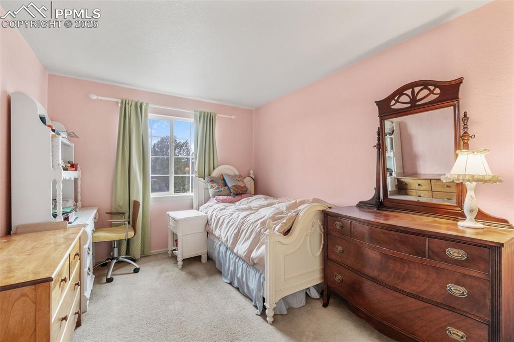 Image 31 of 41: Bedroom