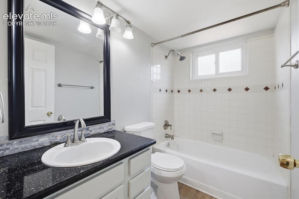 Image 15 of 33: Full Bathroom updated with Granite Countertop!