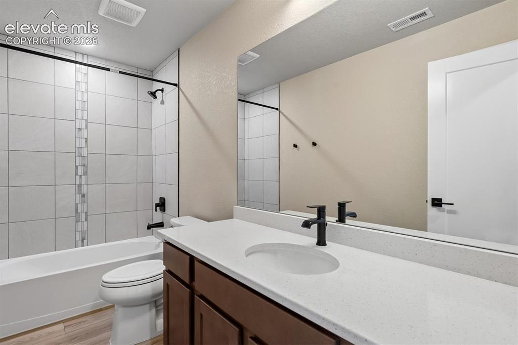 Image 14 of 22: Bathroom