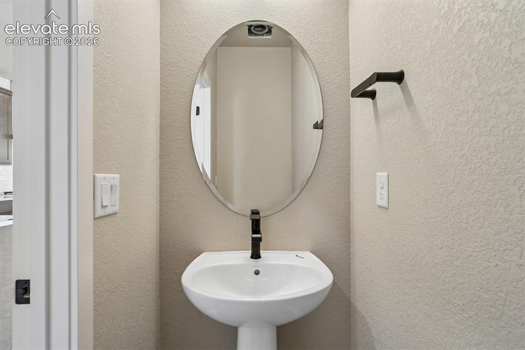Image 16 of 22: Bathroom