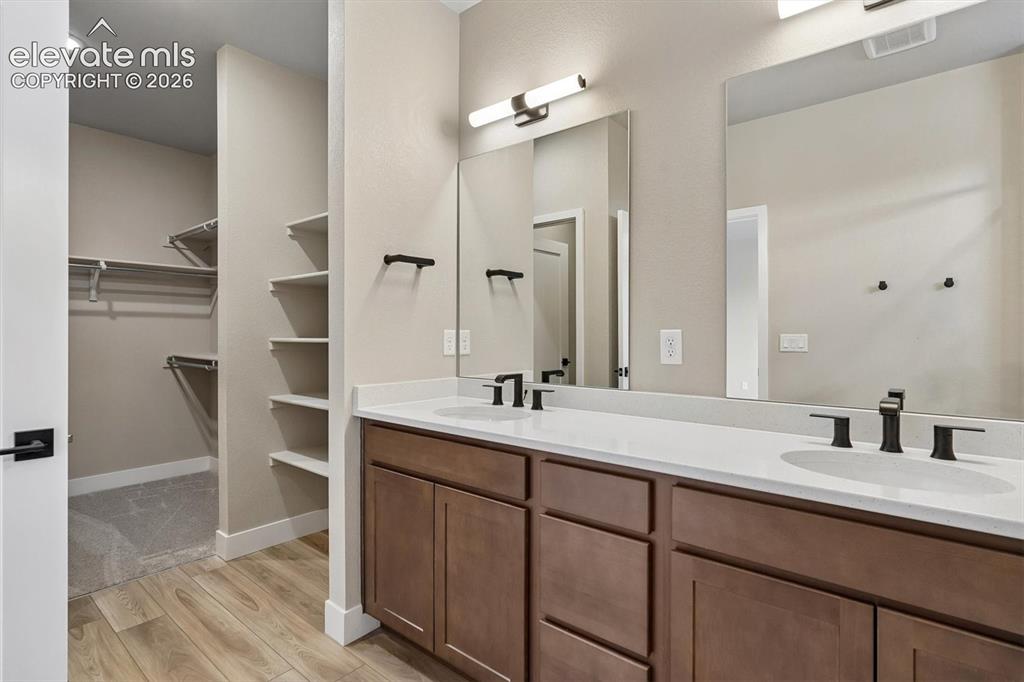 Image 20 of 22: Bathroom
