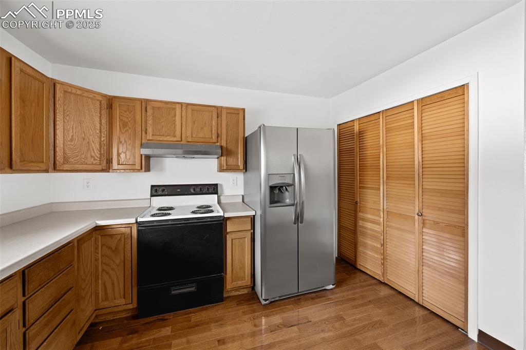 Image 11 of 17: Kitchen