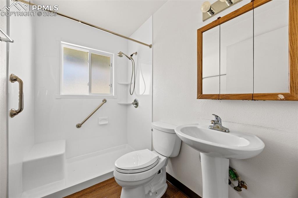 Image 12 of 17: Bathroom