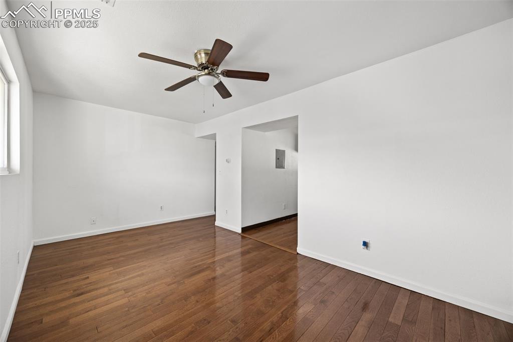 Image 4 of 17: Living Room