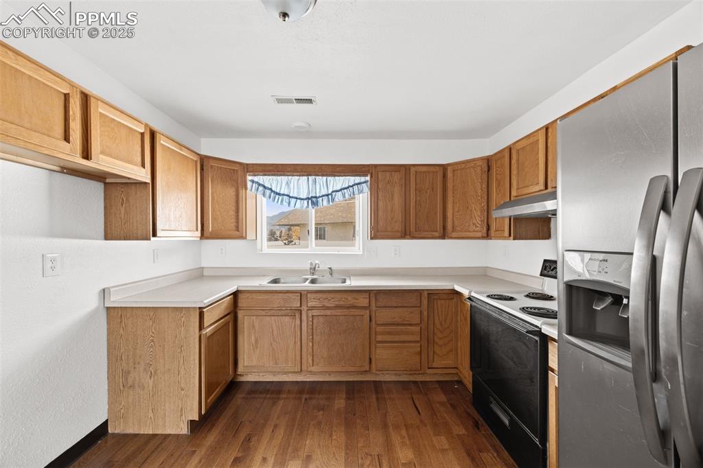 Image 8 of 17: Kitchen