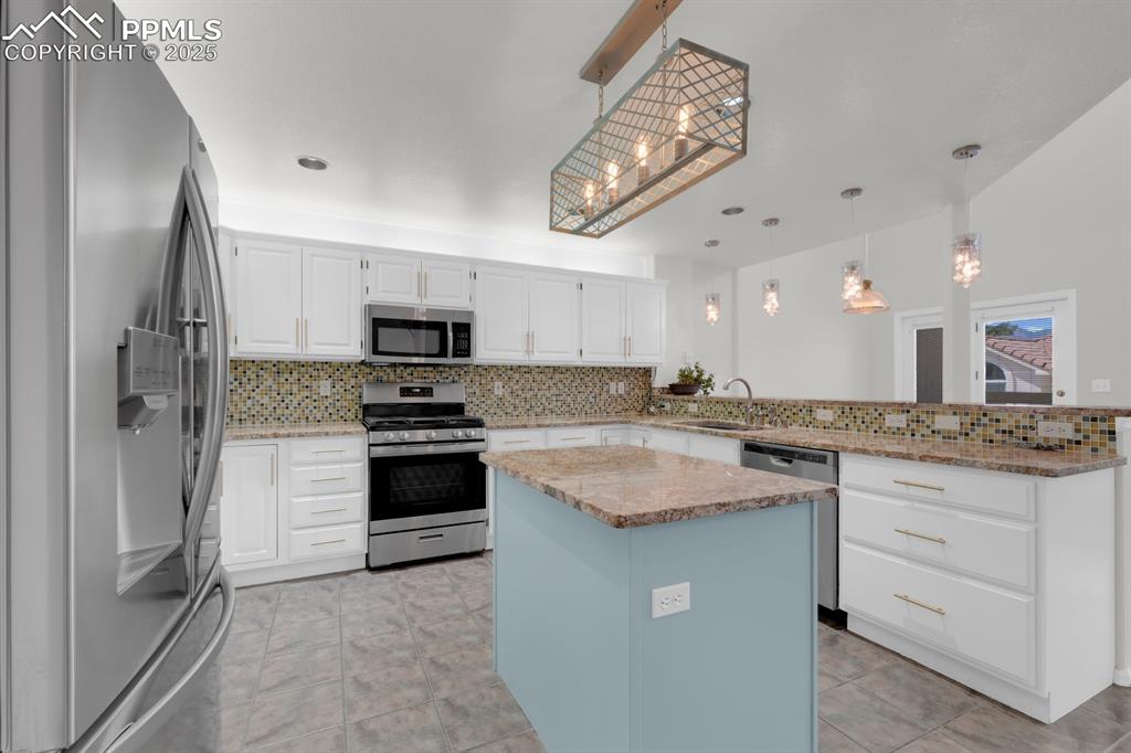 Image 2 of 41: Newer Granite Tops