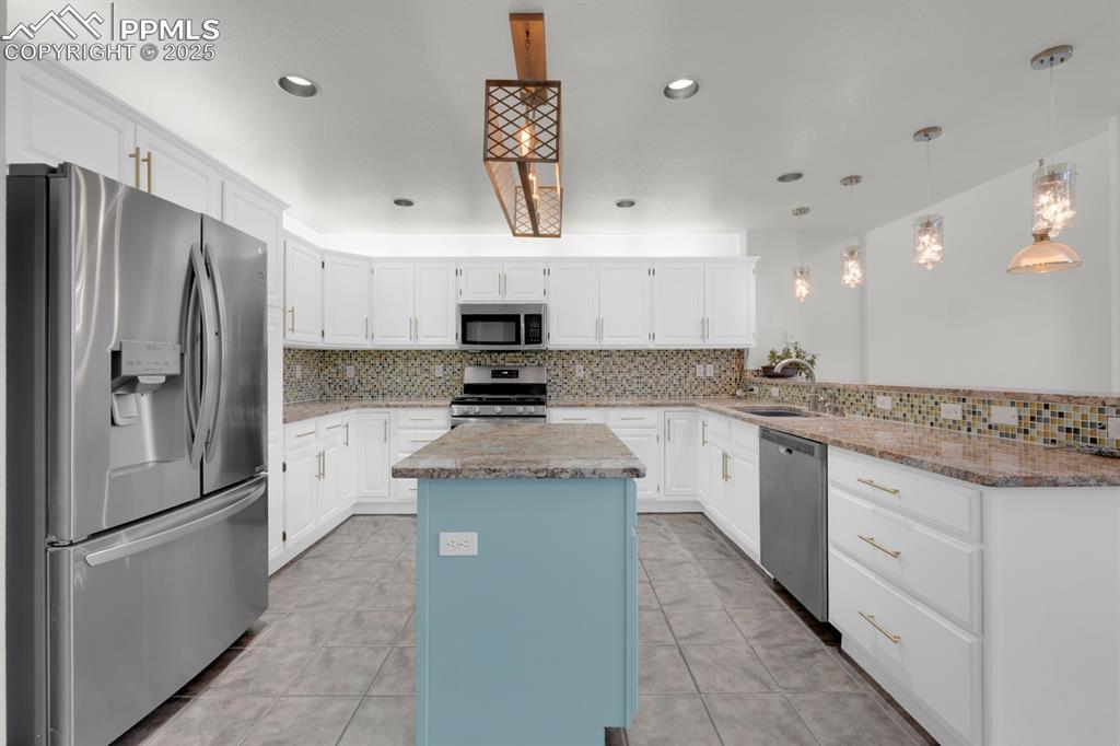 Image 9 of 41: Newer style appliances, recessed lighting