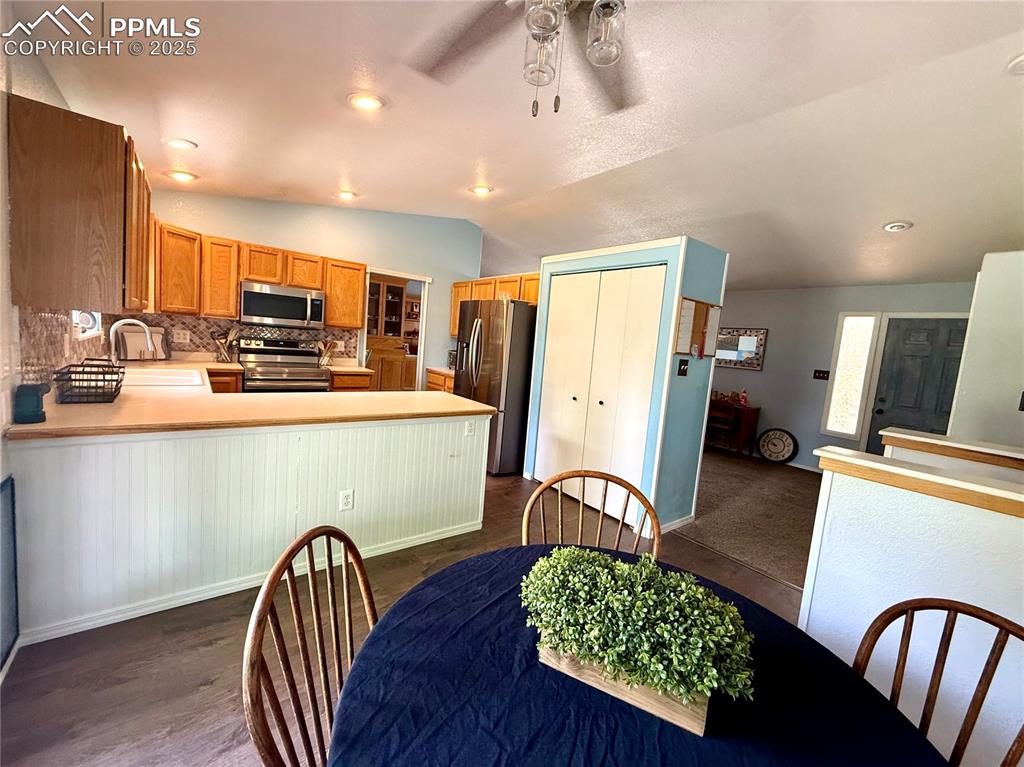 Image 10 of 28: Dining Area