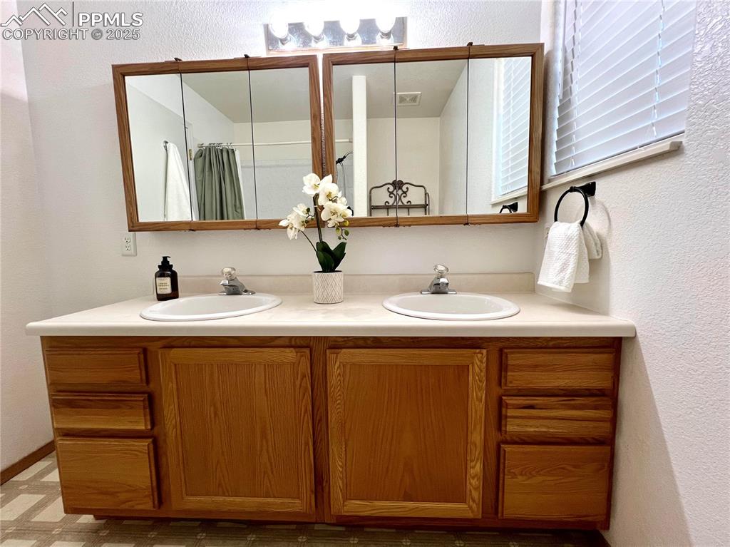 Image 16 of 28: Bathroom