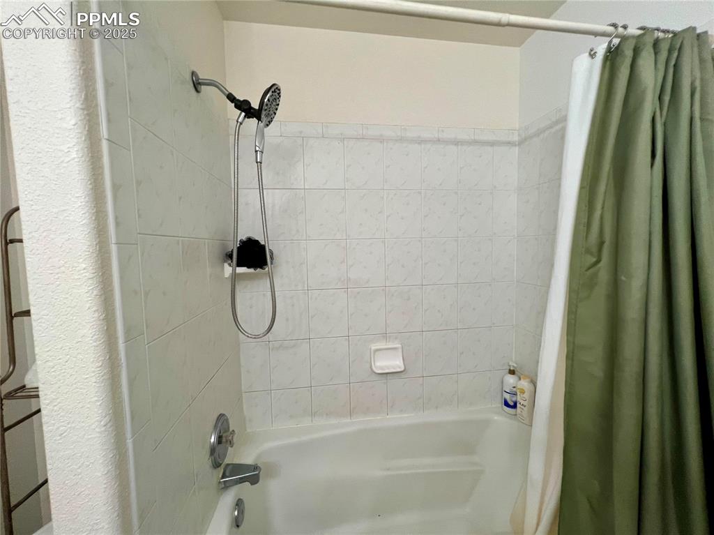 Image 17 of 28: Bathroom