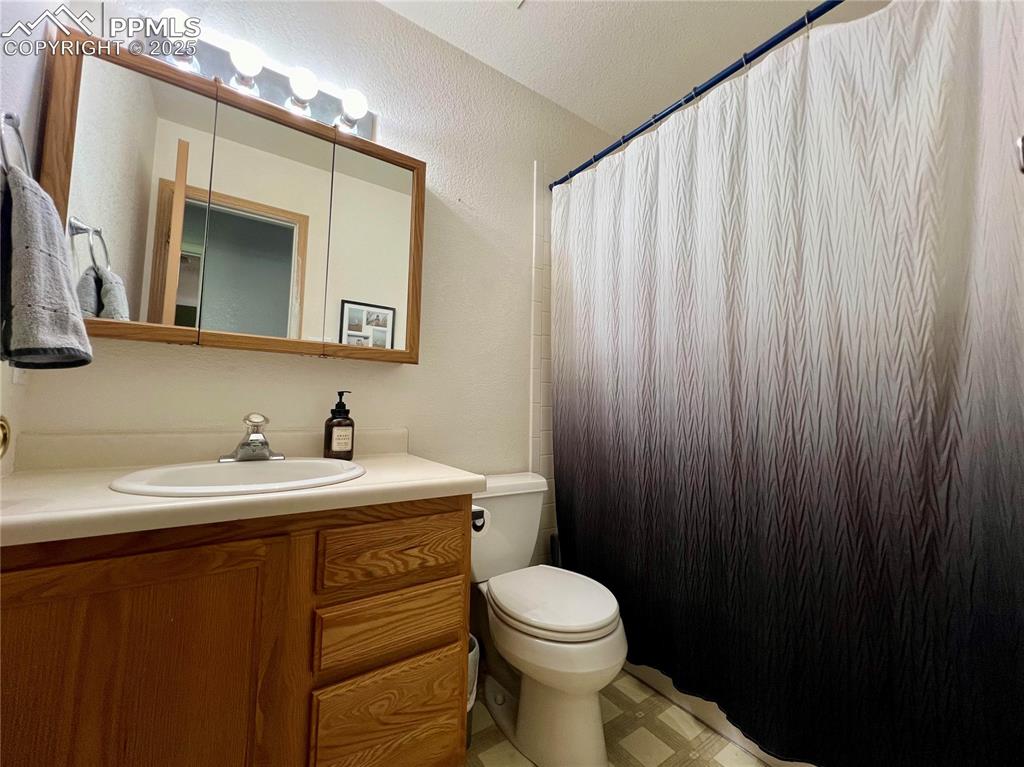 Image 20 of 28: Bathroom