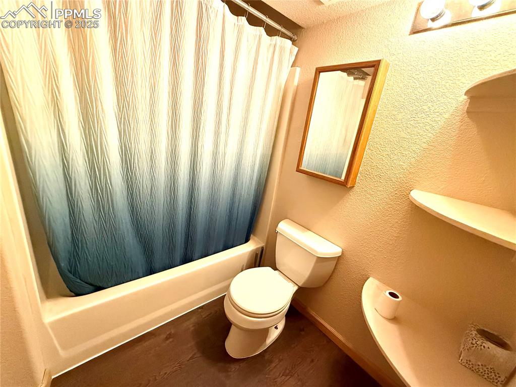 Image 23 of 28: Bathroom